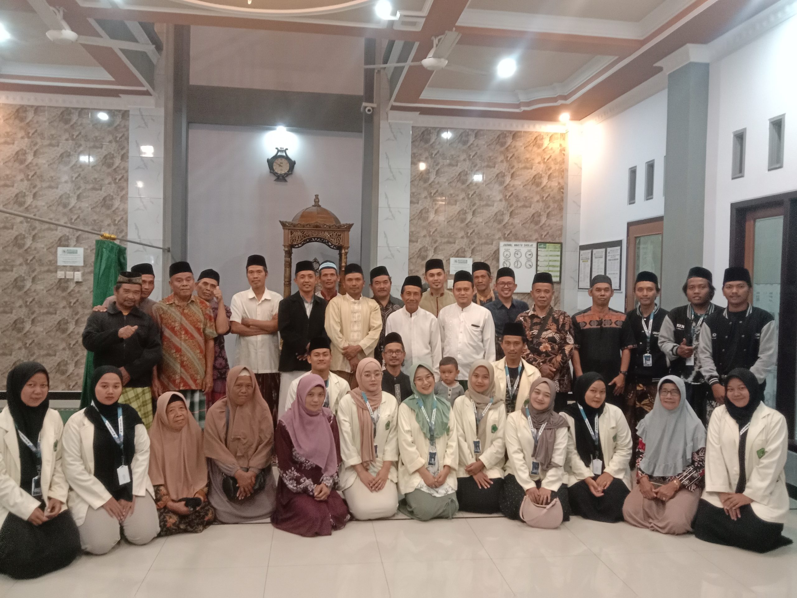 POTO BARENG PENGURUS TAMIR MASJID AL BAROKAH PUCUNG KIDUL DAN MAHASISWA KKN UNUGHA CILACAP