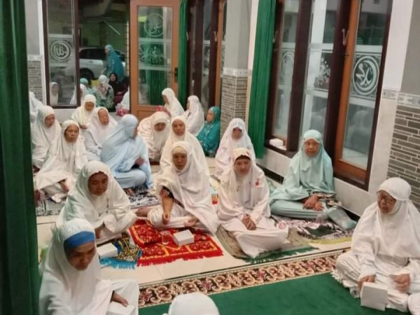 Jamaah putri sholat berjamaah