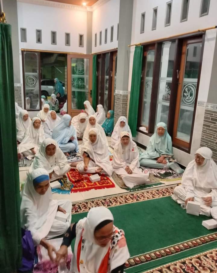 Jamaah putri sholat berjamaah