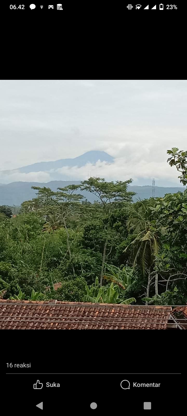 Cerah, puncak gunung Slamet tampak dari atap dak masjid